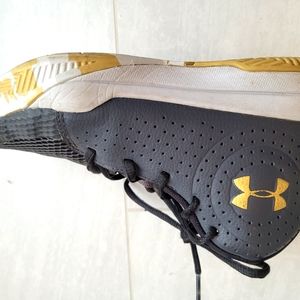 Underarnour basketball shoes